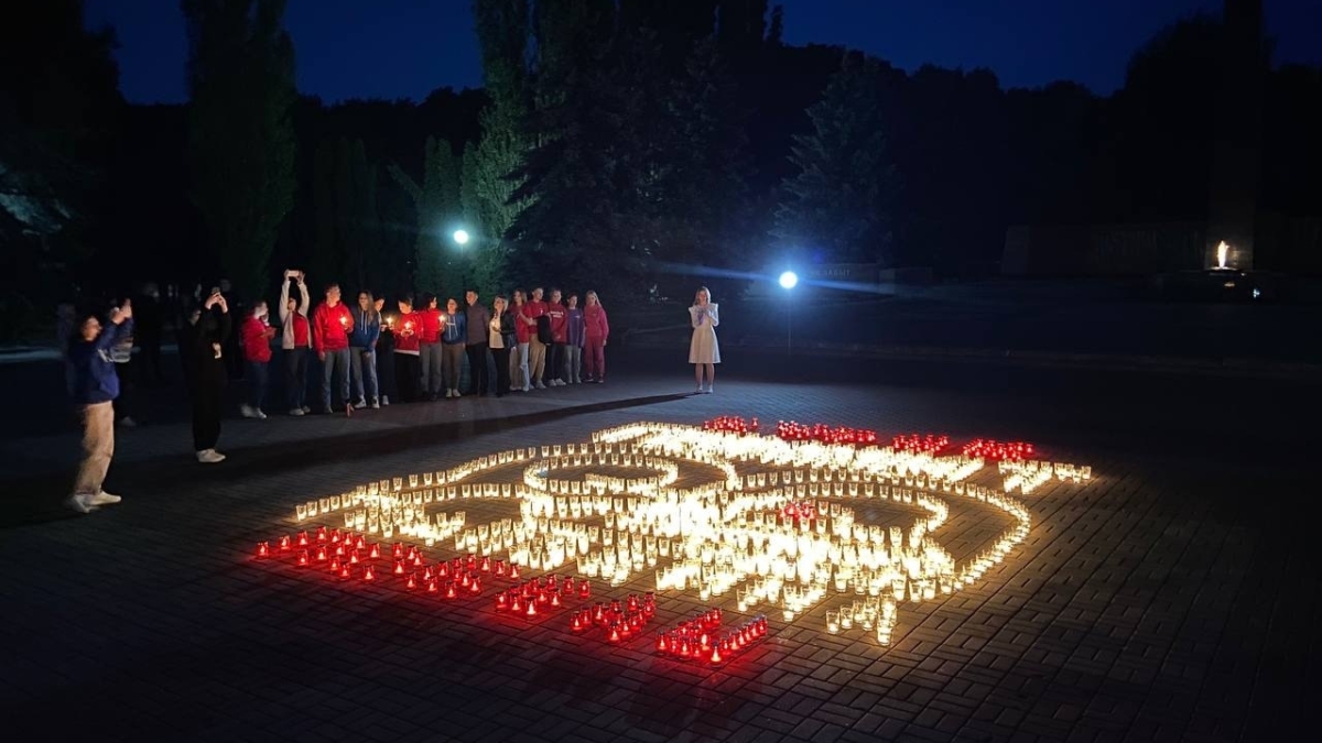 В Курске свечами выложили огненную картину Рина Горлова